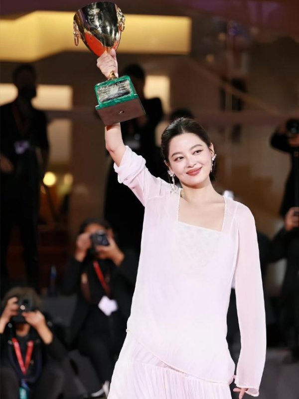 中祥网 从鹤岗女孩到威尼斯影后，辛芷蕾不服输的人生到底有多带感